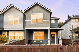 Building Photo - 3 Bed,2.5 Bath Townhome at the Landing At Salmon Creek
