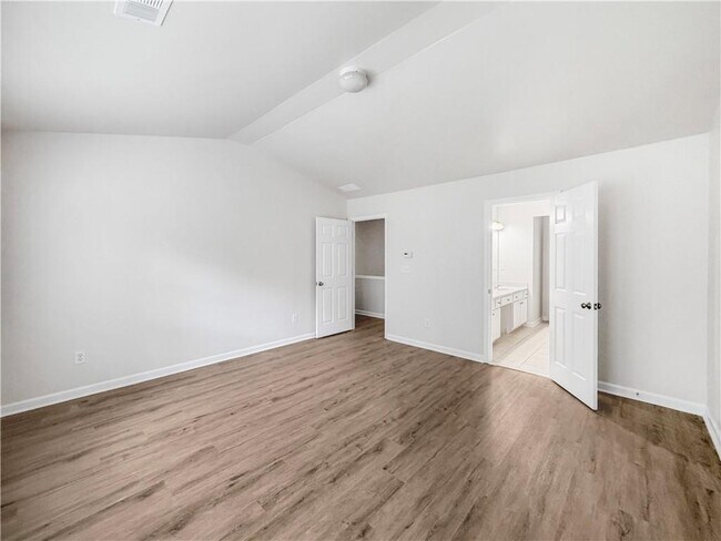 Building Photo - 2425 Fairlie Dr