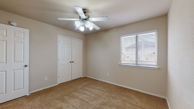 Building Photo - HUGE HOUSE ON A CORNER LOT IN COPPERAS COVE!