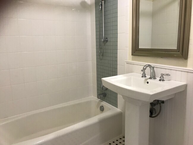 Building Photo - 554 E Commonwealth Ave