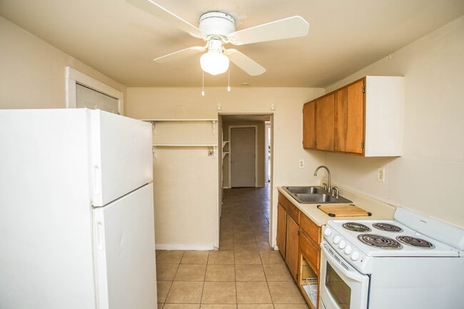 Building Photo - Lovely Rear Unit with a Yard!