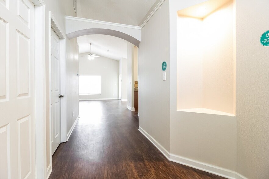 Building Photo - 948 Delfino Pl