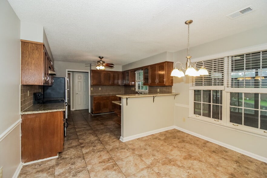 Building Photo - 405 Locust Grove Dr