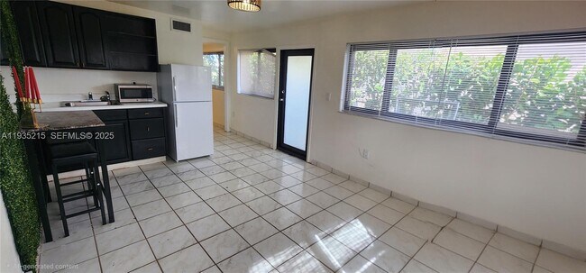 Building Photo - 6455 SW 33rd St