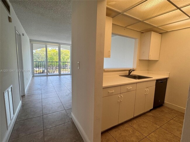 Building Photo - 2160 SW 16th Ave