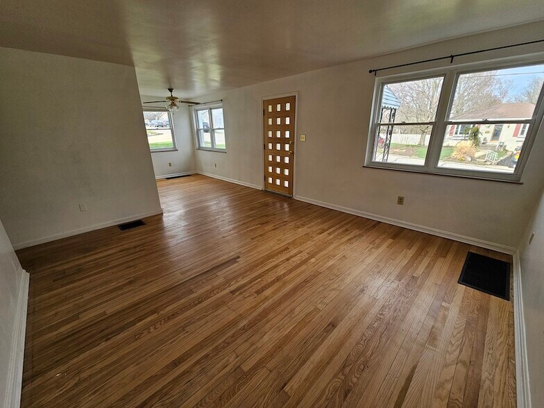 Building Photo - 115 Sanders Dr