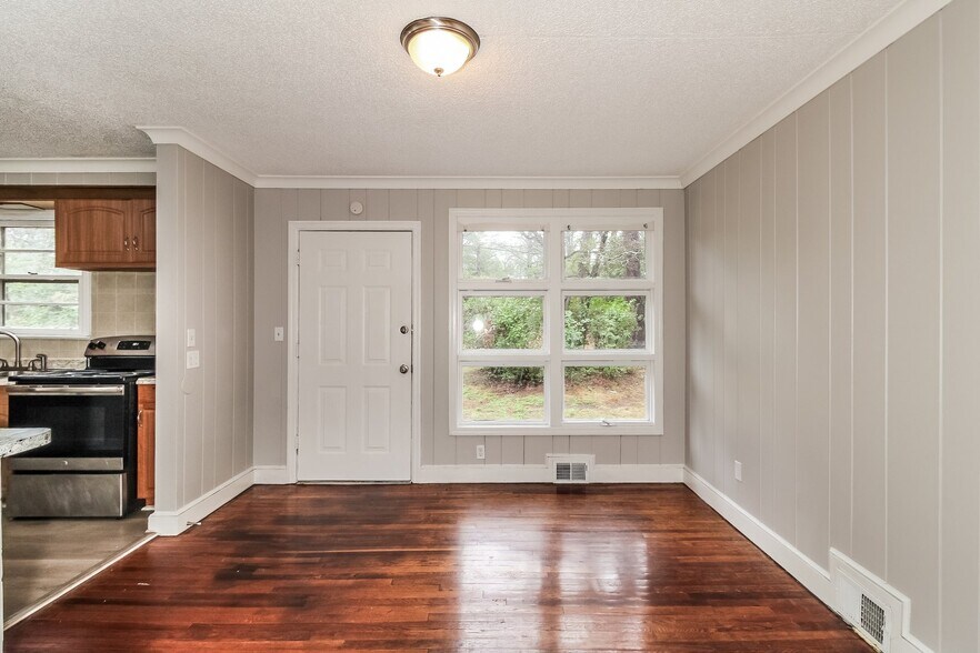 Building Photo - 2736 N Beltline Blvd