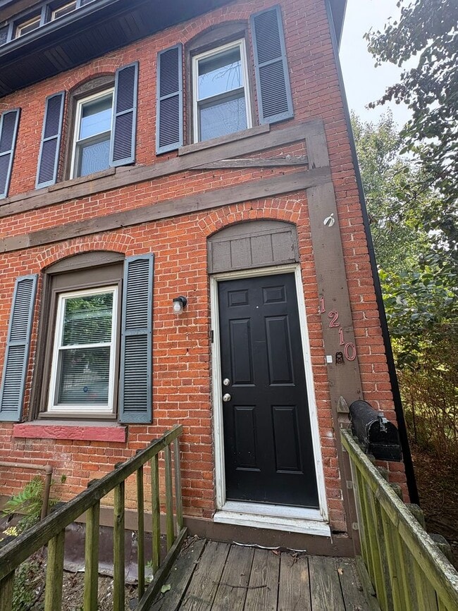 Building Photo - 1208-1210 Wager St