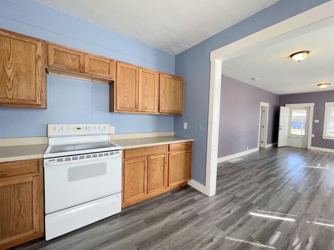 Building Photo - 2 bedroom home with garage