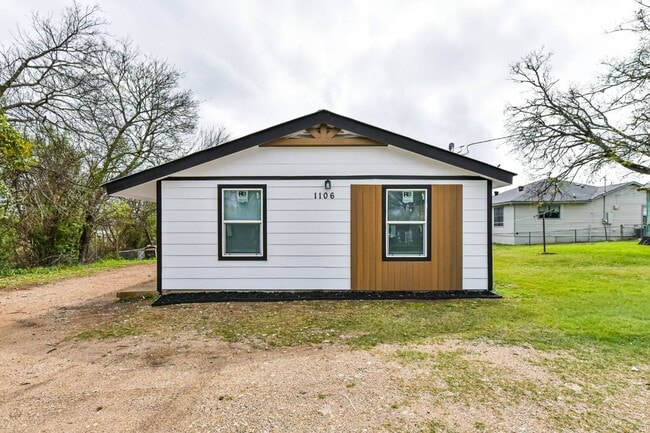 Building Photo - 1106 Brewster Ave