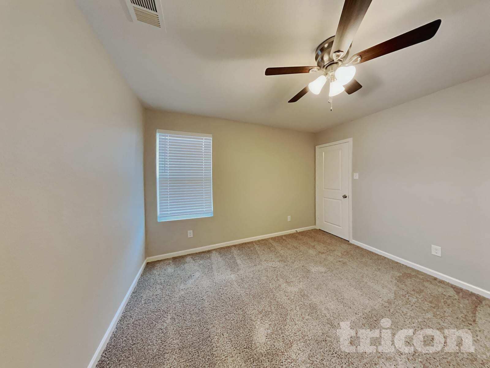 Building Photo - 404 Willow Creek Dr