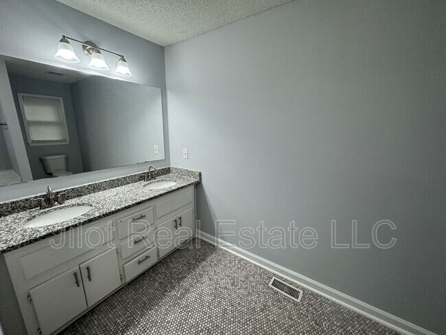 Building Photo - 459 Oak Hill Cir