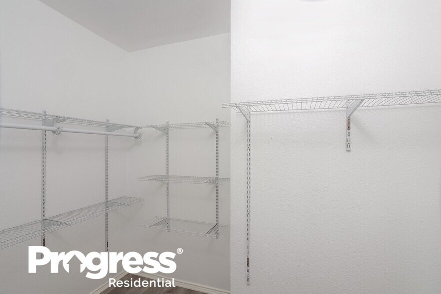 Building Photo - 200 Rustic Acres