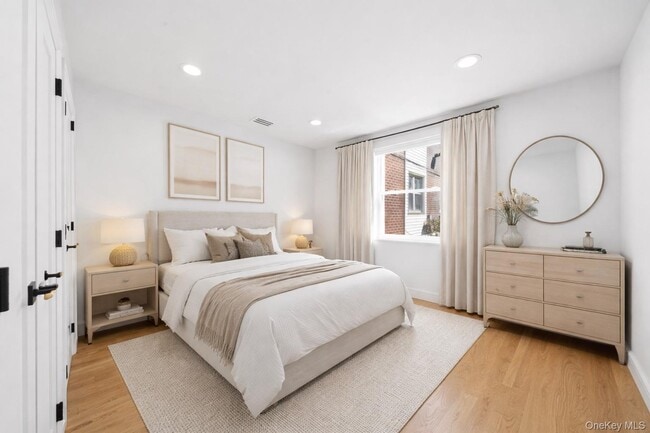 Building Photo - 68-21 Cloverdale Ln