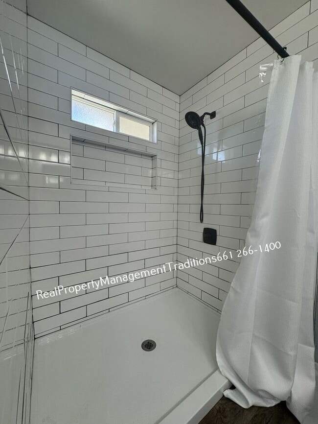 Building Photo - Elegant 4 Bed 2 Bath Home