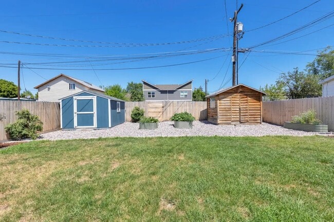 Building Photo - Kensington Avenue