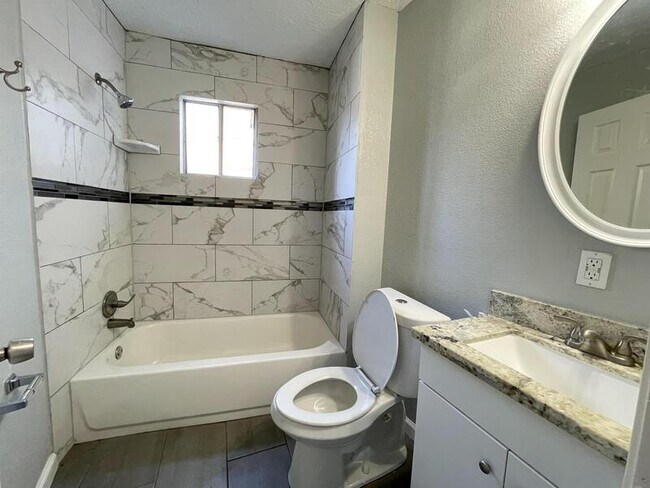 Building Photo - 4811 Oakland St