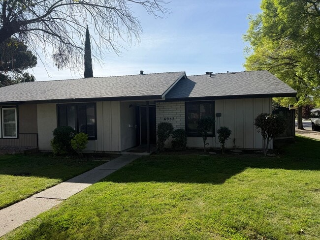 Building Photo - CHARMING 3 BEDROOM 2 BATHROOM SINGLE-STORY IN STOCKTON!