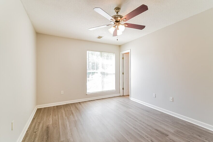 Building Photo - 7845 Sarah Ann Dr S