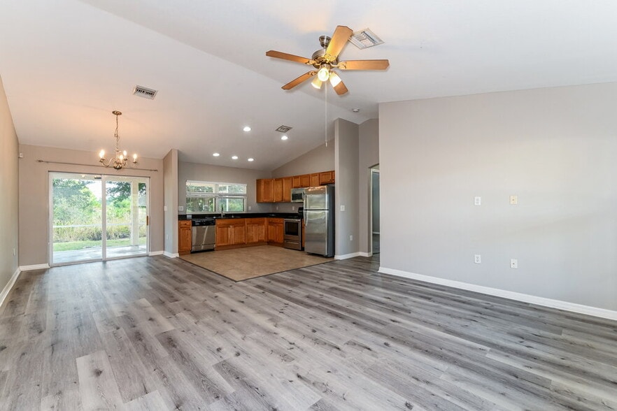 Building Photo - 917 Hillcrest Ave