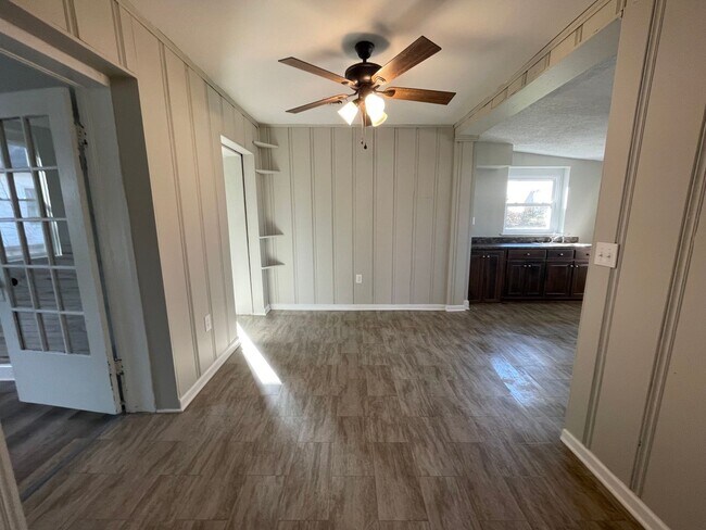 Building Photo - 2 Bedroom 1 Bath