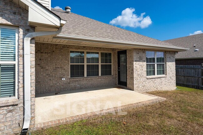 Building Photo - 473 River Crest Dr N