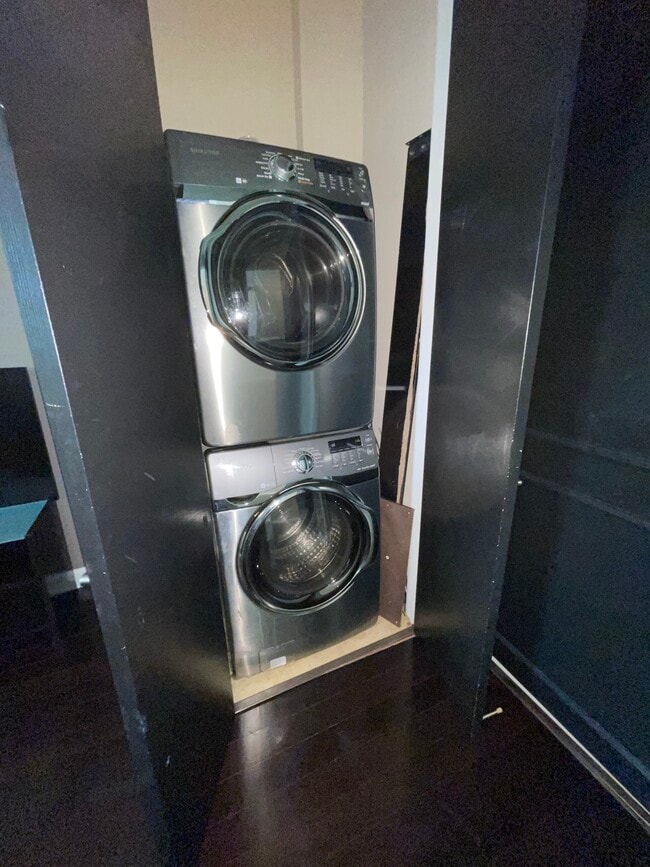 Building Photo - 711 Cosmopolitan Dr NE