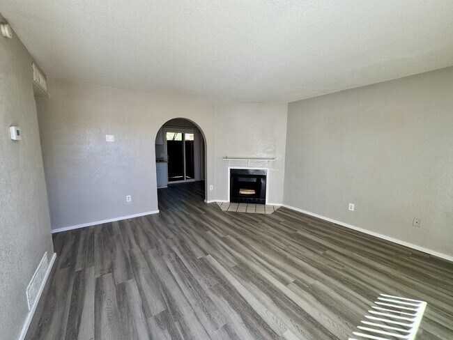 Building Photo - 2643 N Alvernon Way