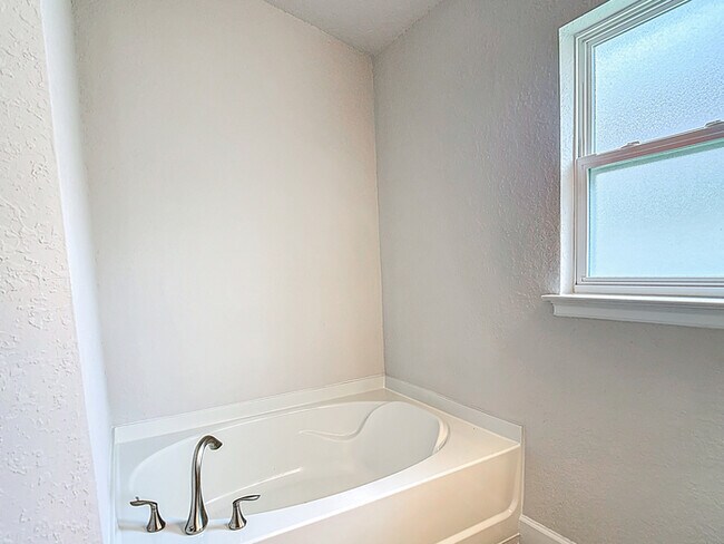 Building Photo - Welcome in to this beautiful Unfurnished -...