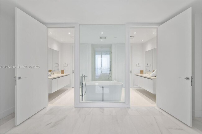 Building Photo - 700 NE 26th Terrace