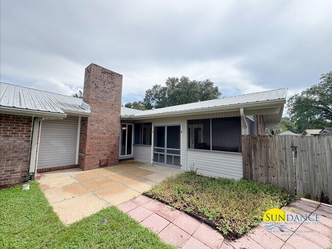 Building Photo - 1501 Royal Palm Dr