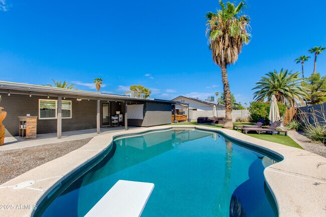 Building Photo - 3009 E Dahlia Dr