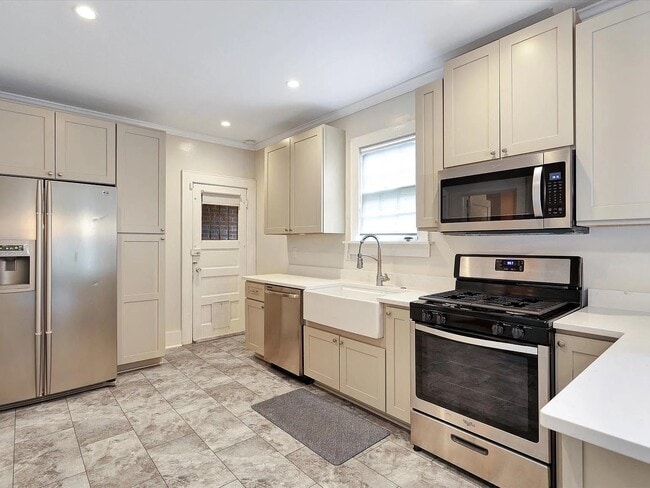 Building Photo - 617 E 49th St