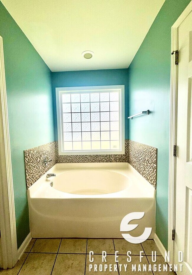 Building Photo - Freshly Painted and Spacious 4 Bedroom, 3 ...