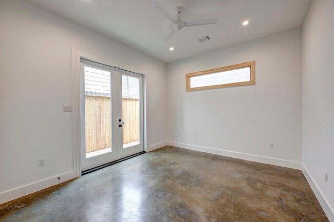 Building Photo - 1717 Airline Dr