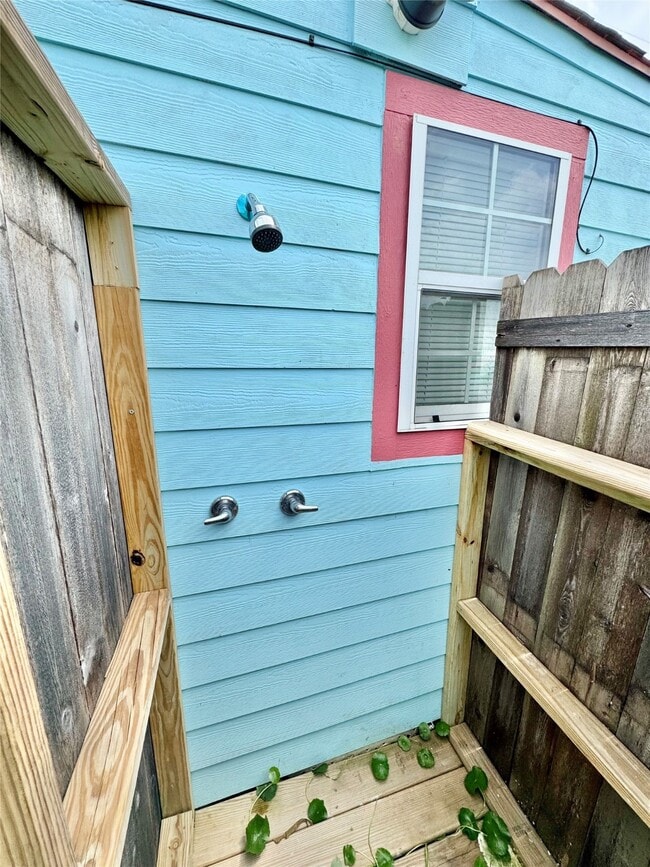 Building Photo - 6104 Heards Ln