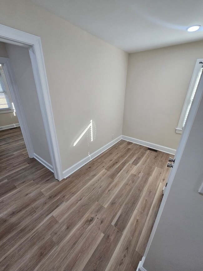 Building Photo - 610 Lynwood Ave NE