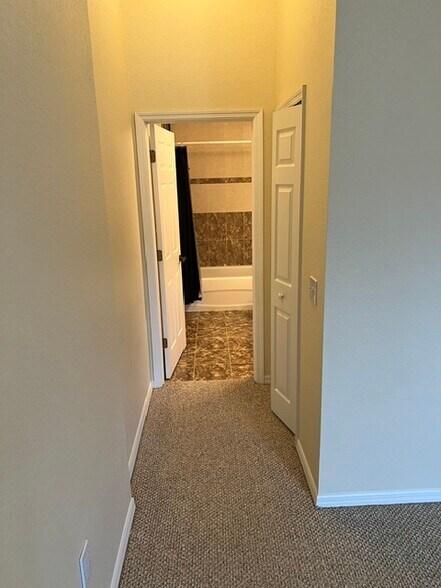 Hallyway to primary bedroom bath and walkin closet to the right. - 12515 McGregor Blvd