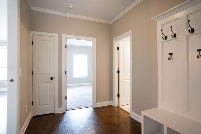 Building Photo - 657 Tree Top Trl