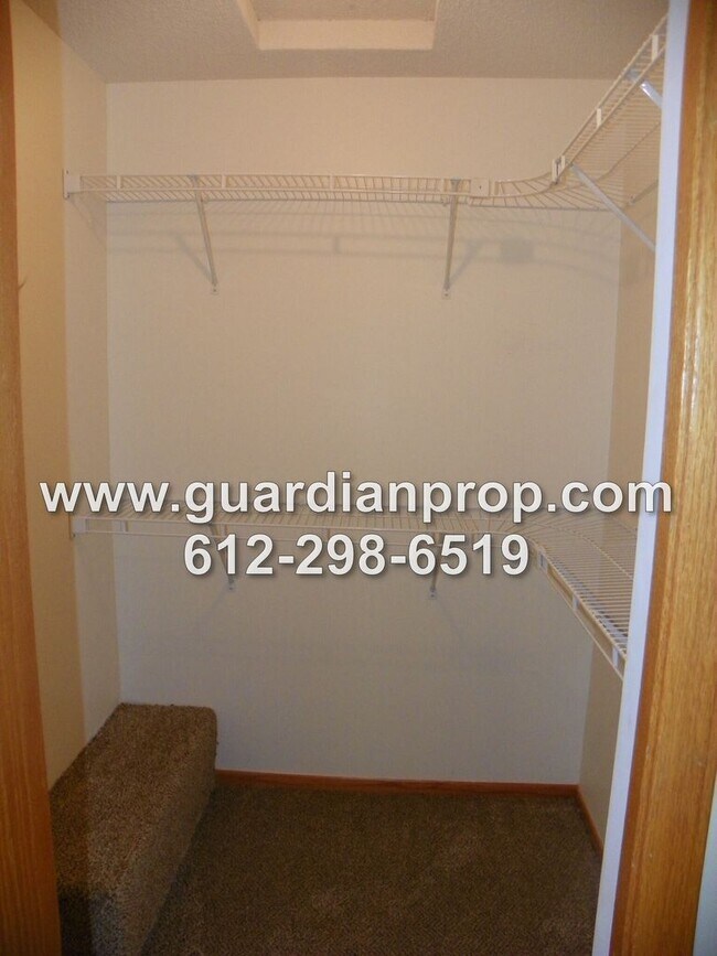 Building Photo - Townhouse Available June 1st, Open Floor Plan, Fireplace, Patio, Attached Garage