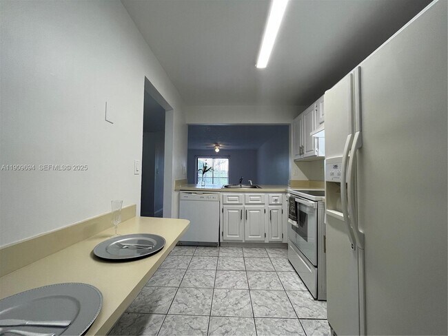 Building Photo - 842 NE 209th St