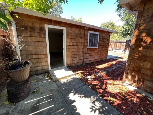 Building Photo - Great Student Housing.  3bd (Has been converted to 4 bedroom in past) 3bath house a block and a h...