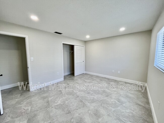 Building Photo - 5008 S Shore Dr