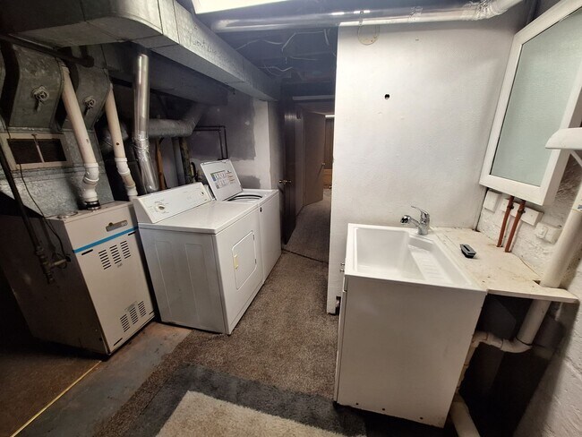 Building Photo - AVAILABLE June 1st - 6 Bedroom, 2 Bath House with Garage $200 Off First Months Rent!