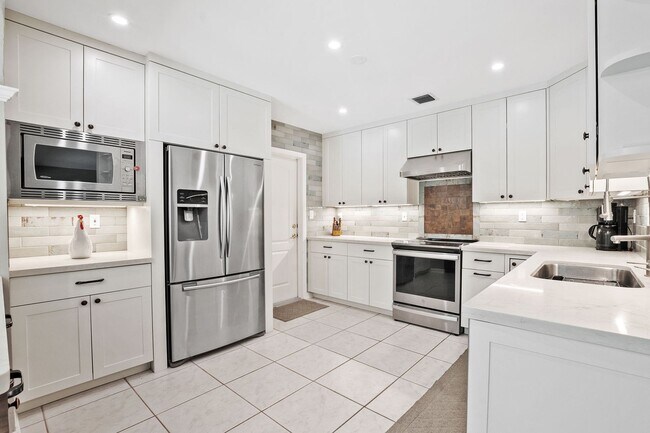 Building Photo - Stunning 4BR/3BA Pool Home with Outdoor Oa...