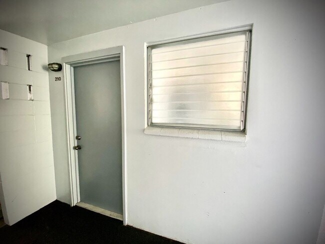 Building Photo - 2nd floor walk-up Makiki 1-bedroom, 1-bathroom, Near Punahou, UH Manoa, Kapiolani Hospital