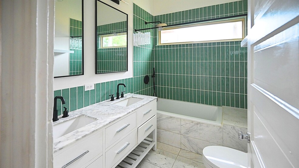 Building Photo - 2510 Nagle St