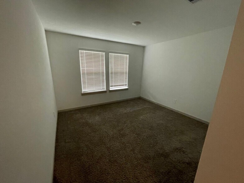 Building Photo - 7015 Sunbreeze Ln