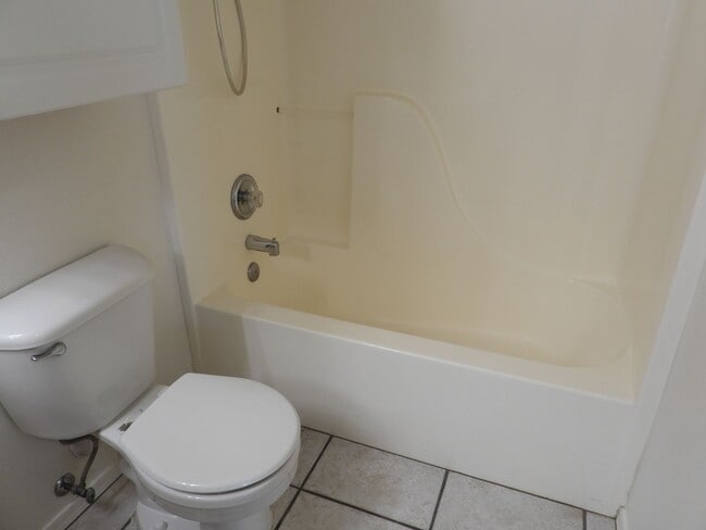 Building Photo - 5 bedroom 3 bath