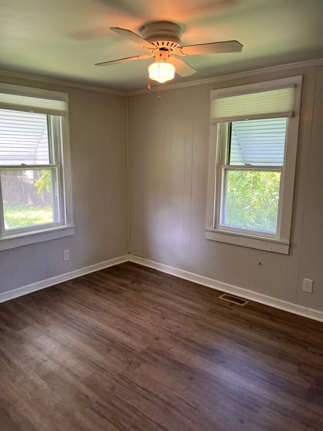 Building Photo - 2 bedroom home in Historic Downtown Walking District of Morehead City with fenced in yard